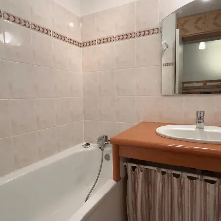 Centre Ville, T2 Avec Terrasse Et Parking Couvert. Appartamento Cauterets