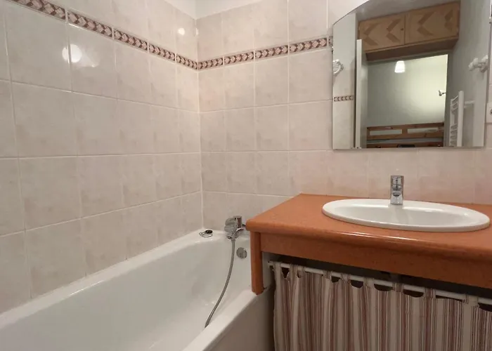 Centre Ville, T2 Avec Terrasse Et Parking Couvert. Appartement Cauterets