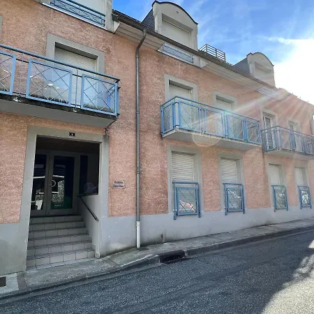 Centre Ville, T2 Avec Terrasse Et Parking Couvert. *